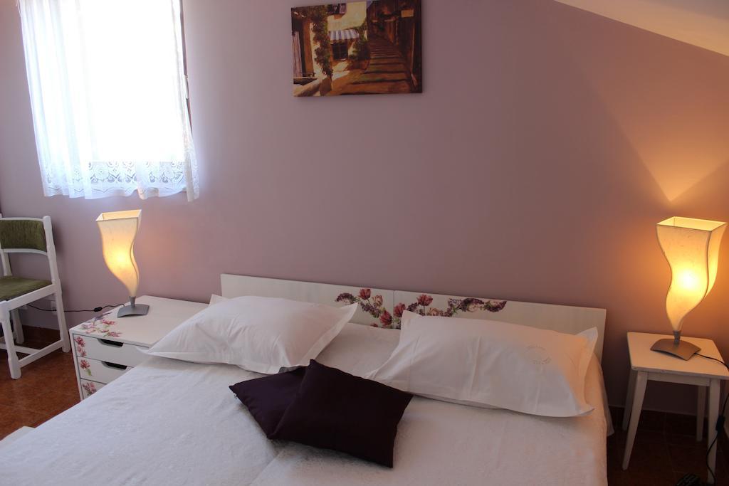 Apartments Petrada أوميس الغرفة الصورة