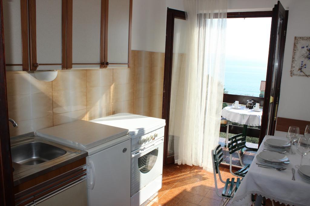 Apartments Petrada أوميس الغرفة الصورة