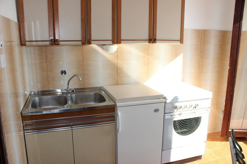 Apartments Petrada أوميس الغرفة الصورة