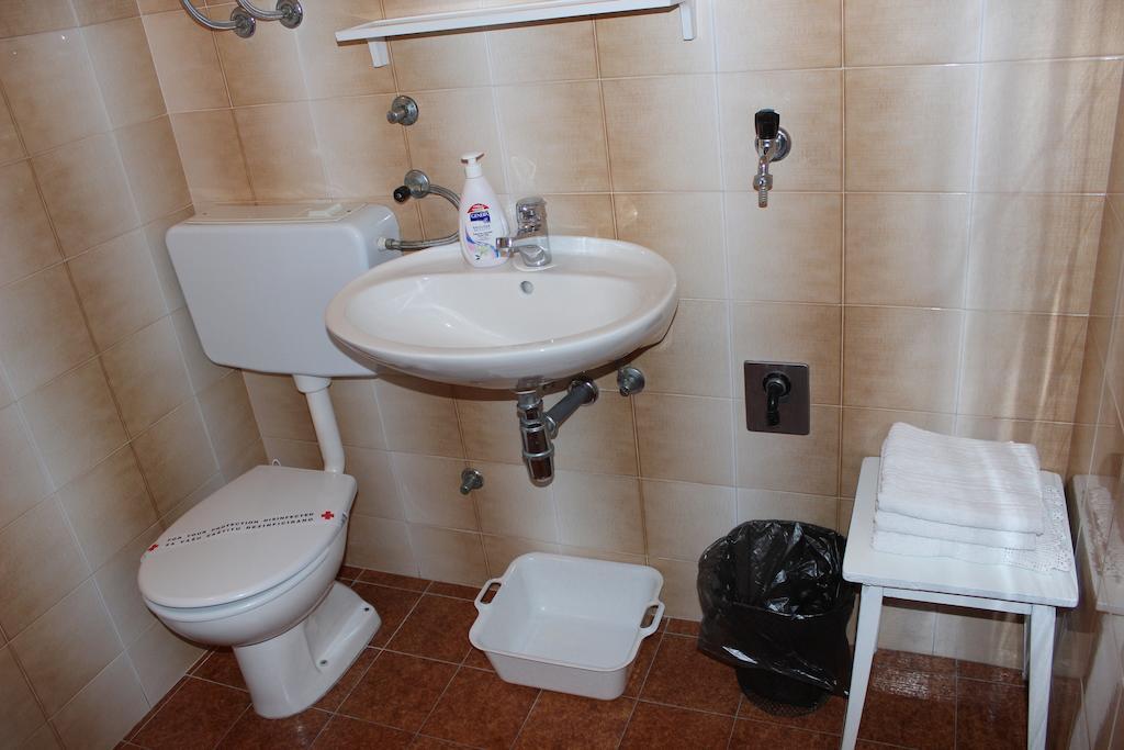 Apartments Petrada أوميس الغرفة الصورة