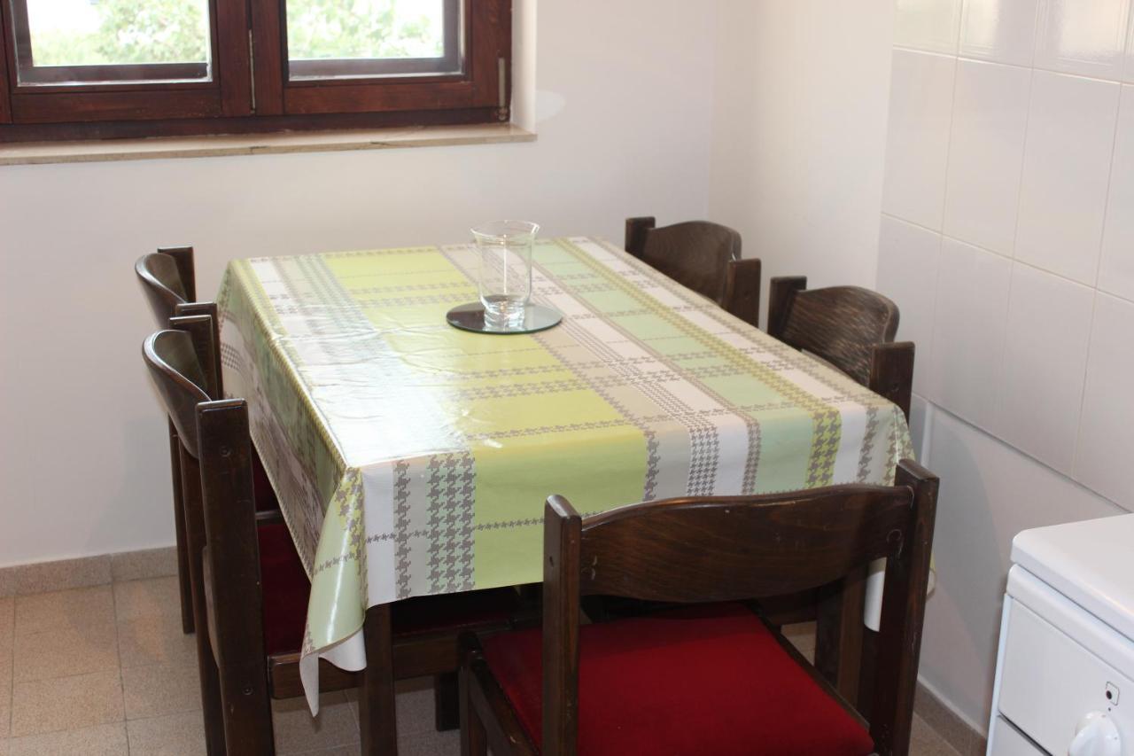 Apartments Petrada أوميس الغرفة الصورة