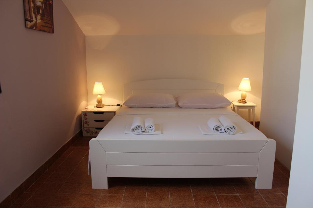 Apartments Petrada أوميس الغرفة الصورة