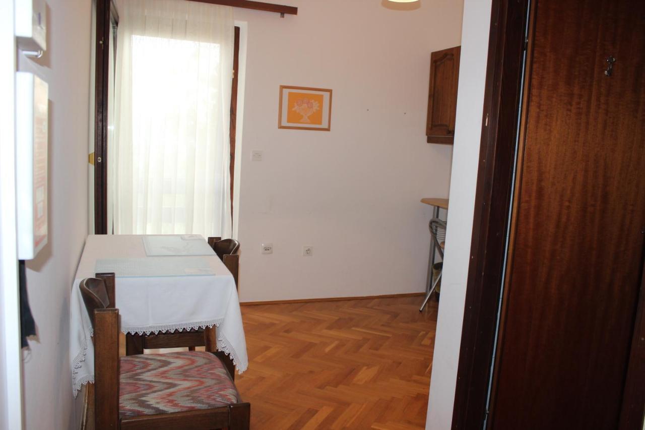 Apartments Petrada أوميس الغرفة الصورة