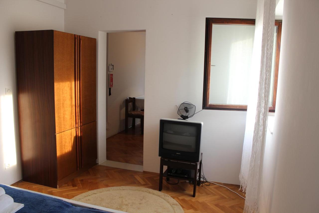 Apartments Petrada أوميس الغرفة الصورة