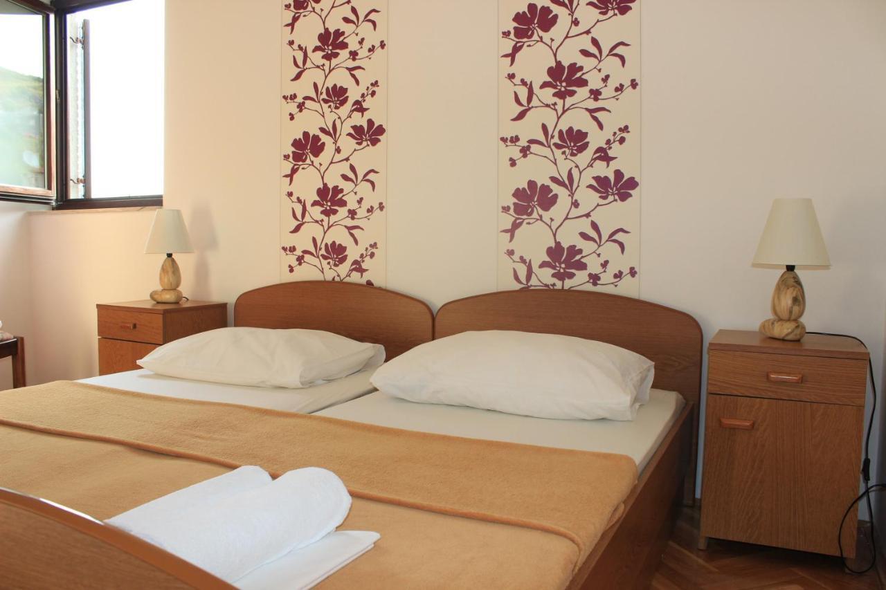 Apartments Petrada أوميس الغرفة الصورة